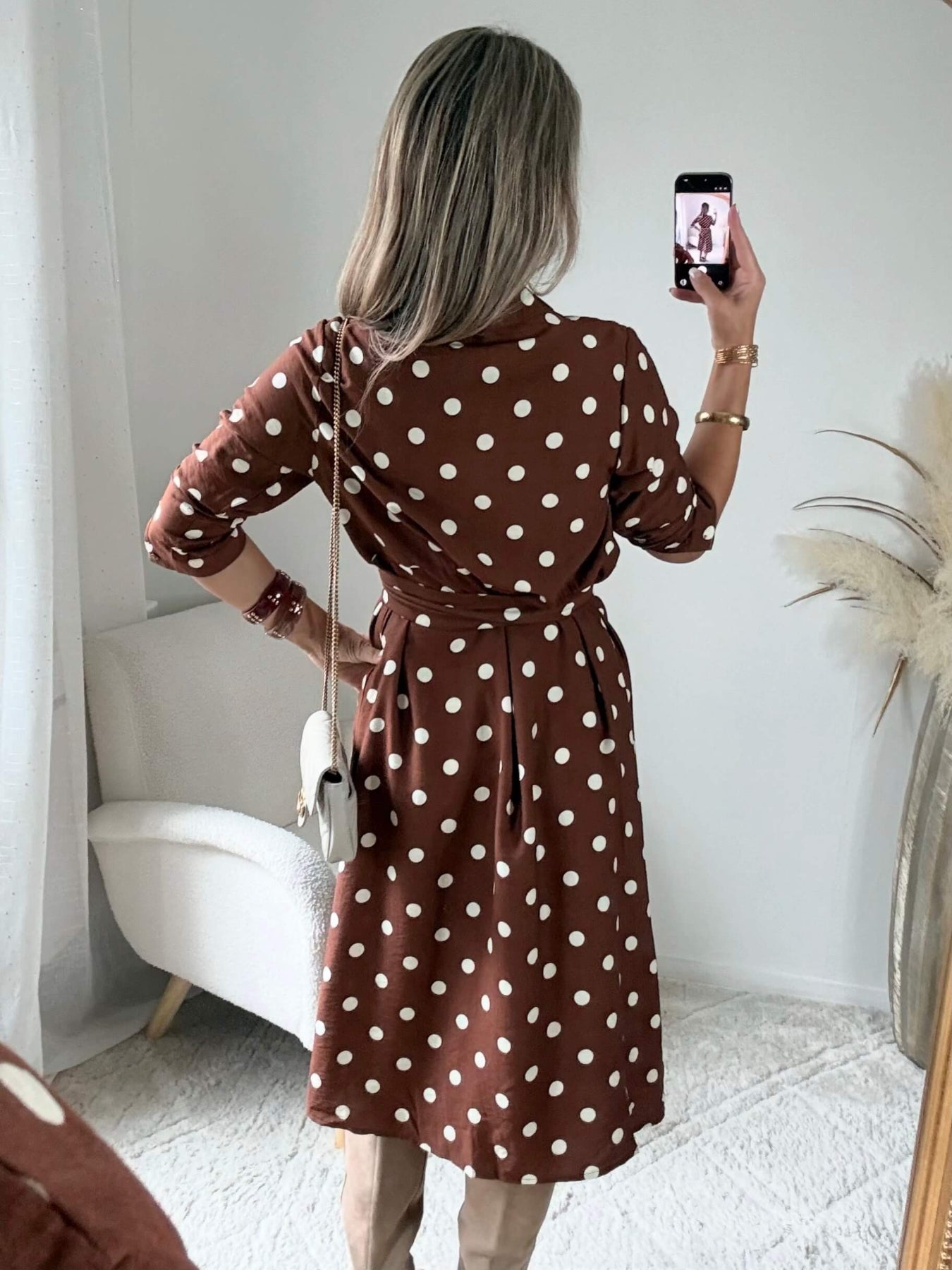 Robe midi marron à pois blancs Aria avec décolleté croisé, du S au 4XL