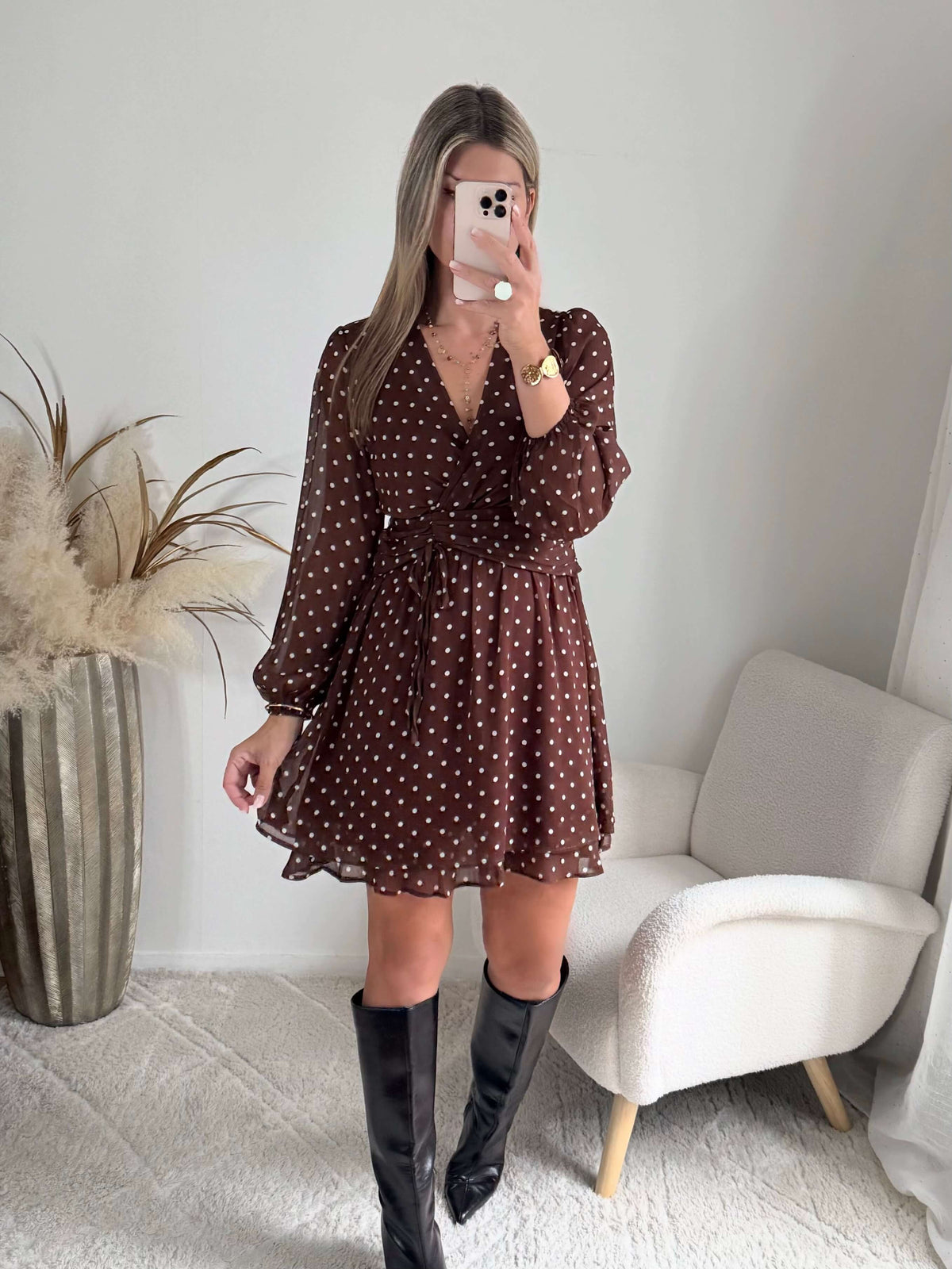 Femme portant une robe courte à pois marron