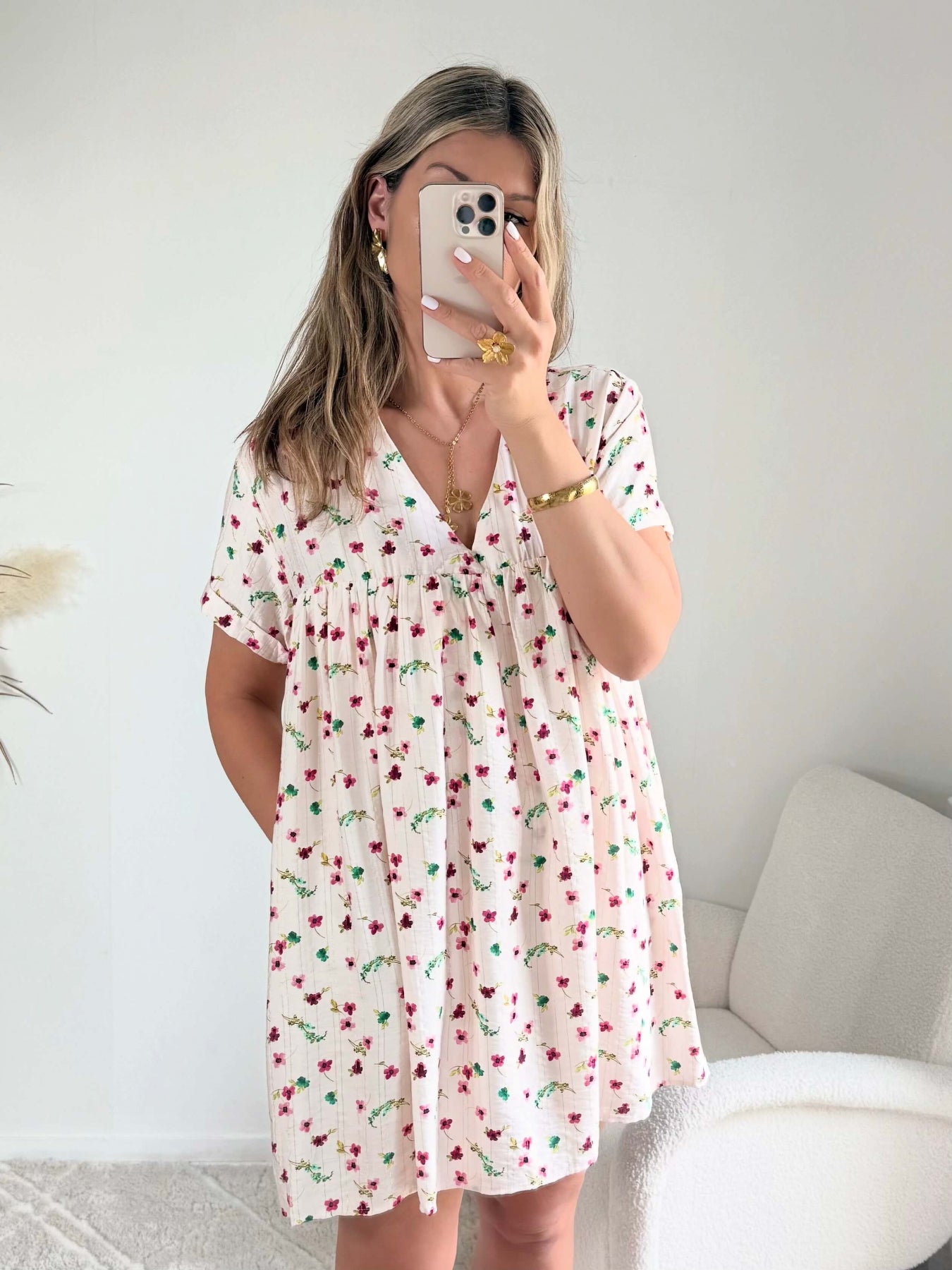 Robe à poches et short intégrés imprimé petites fleurs roses sur fond écru.