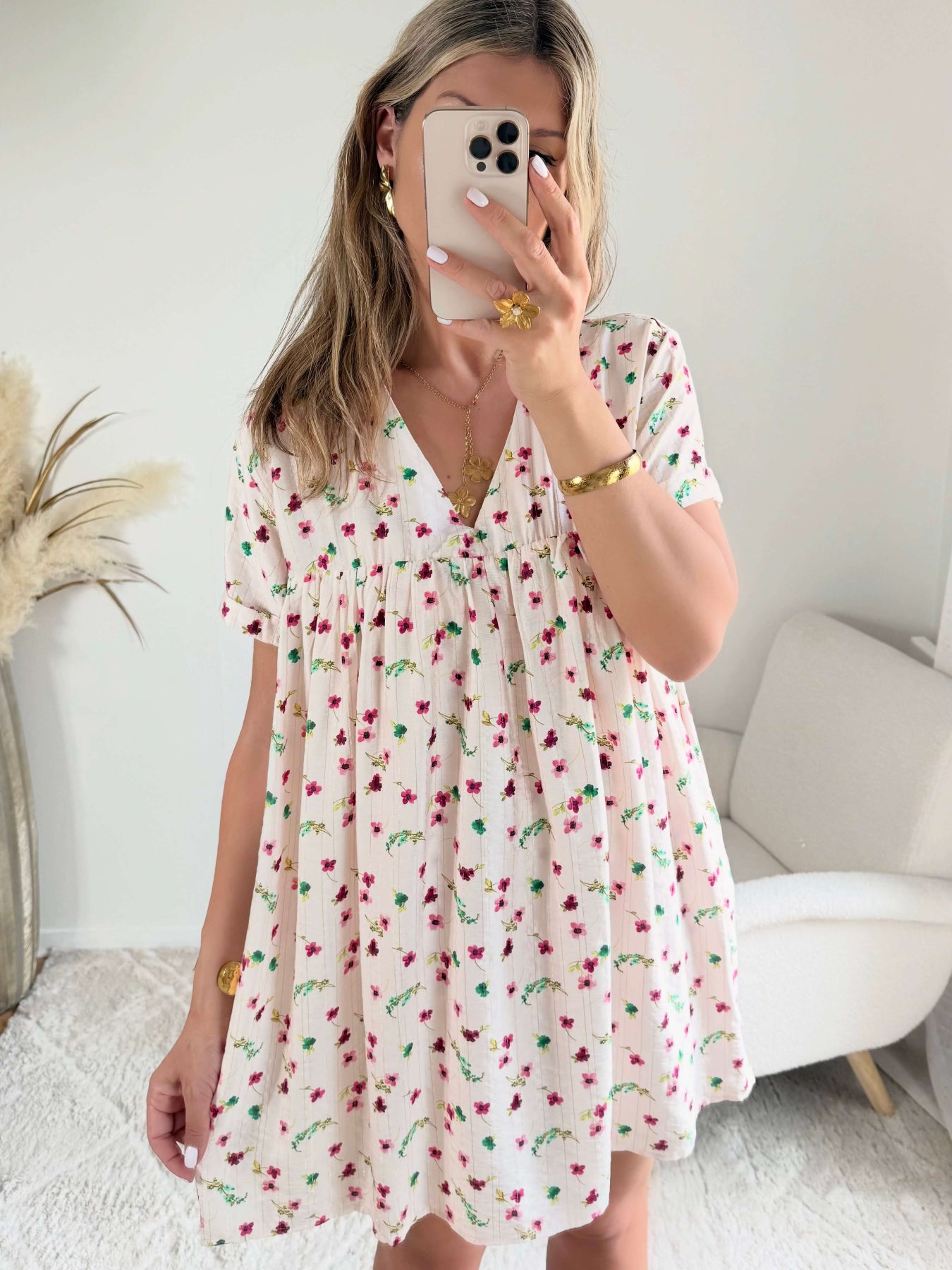 Robe à poches et short intégrés imprimé petites fleurs roses sur fond écru.