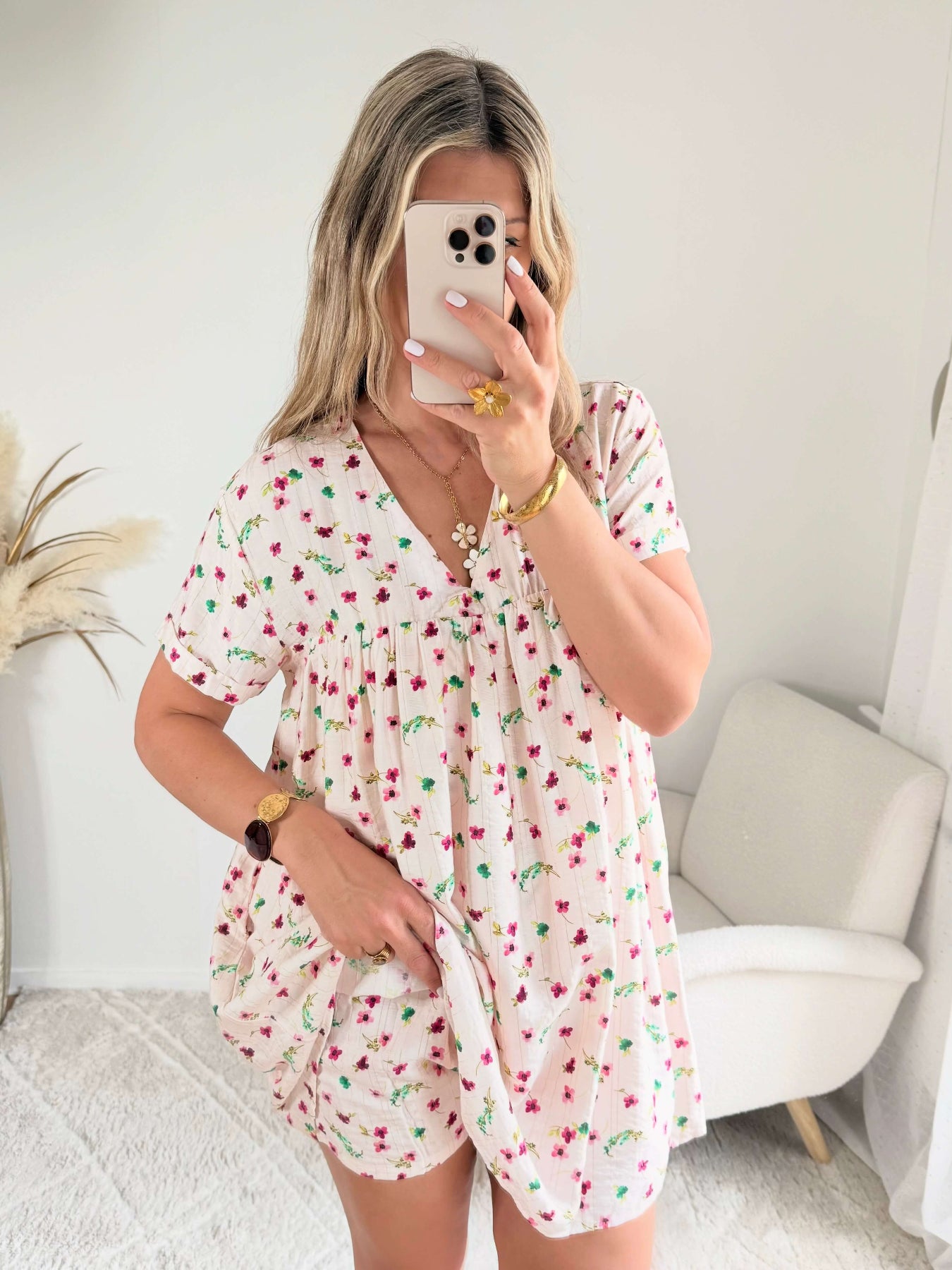 Robe à poches et short intégrés imprimé petites fleurs roses sur fond écru.