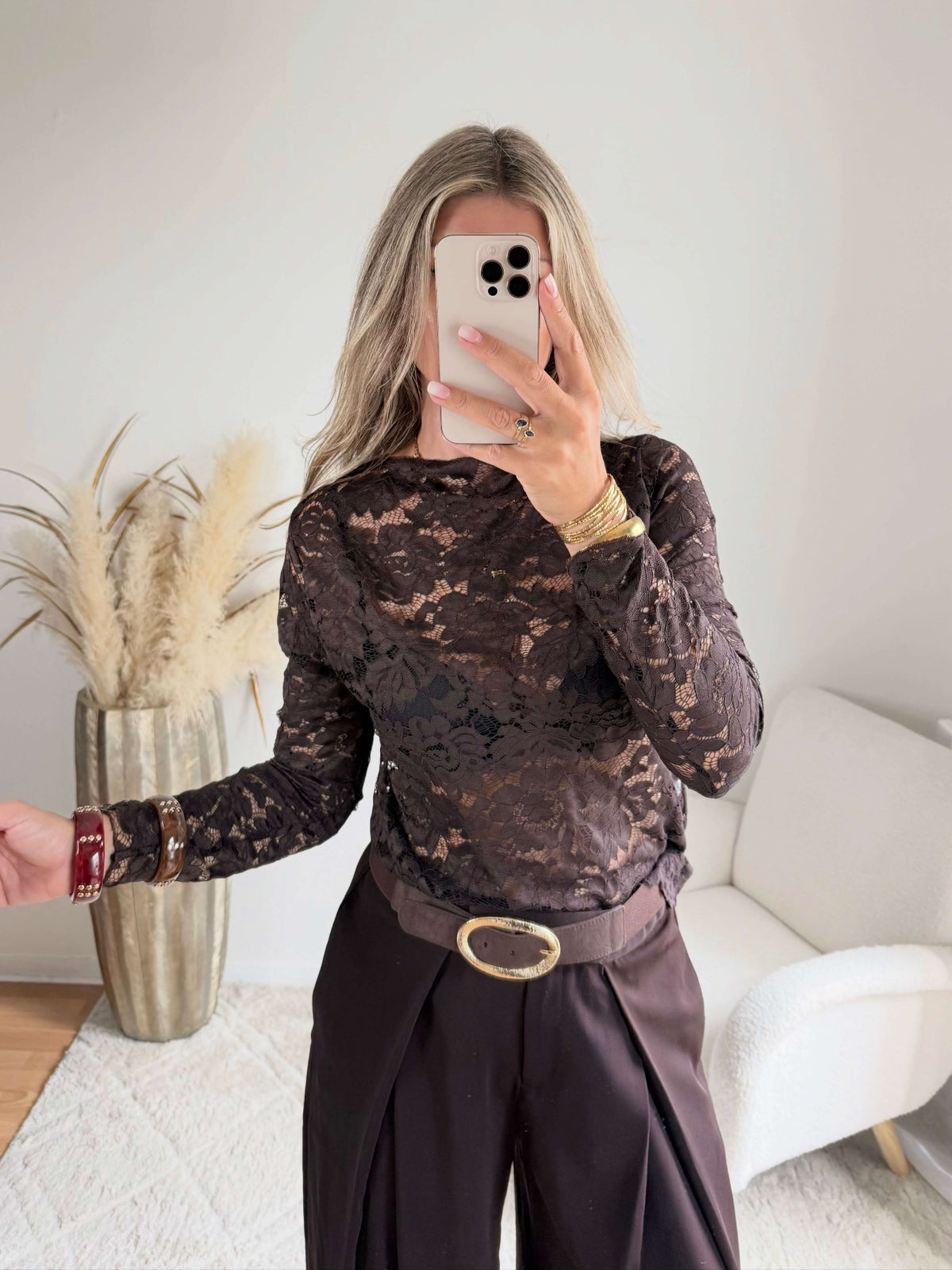 Top marron en dentelle florale à manches longues Alba, disponible du S au 4XL