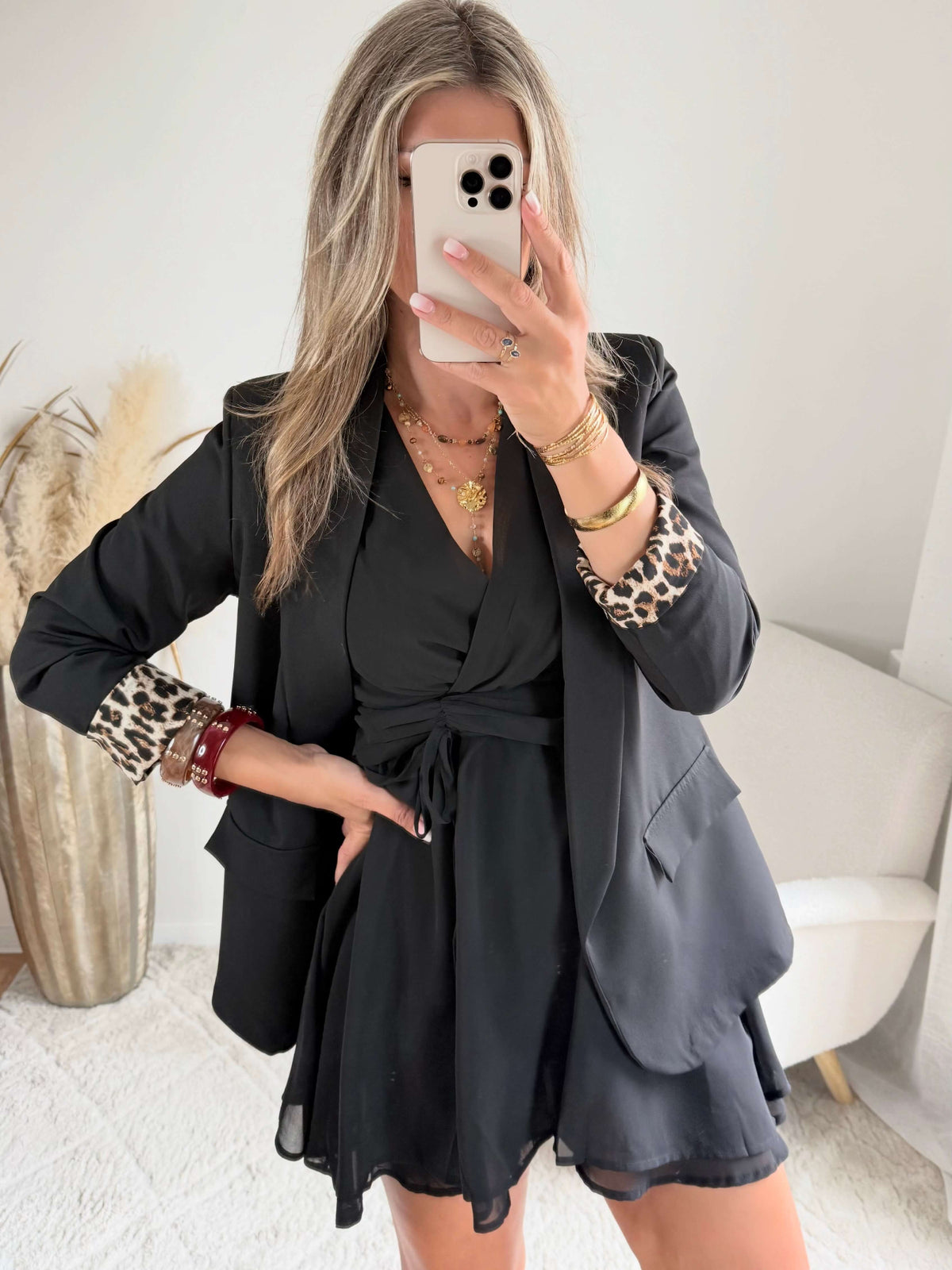 veste Léo noire : une veste fluide et doublée, manches longues, idéale pour la mi-saison