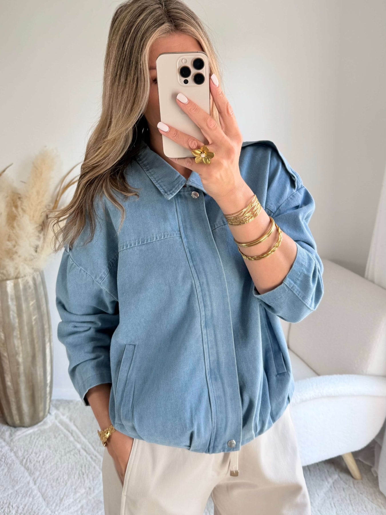 Blouson femme bleu jean léger coupe oversize avec fermeture boutons look casual chic