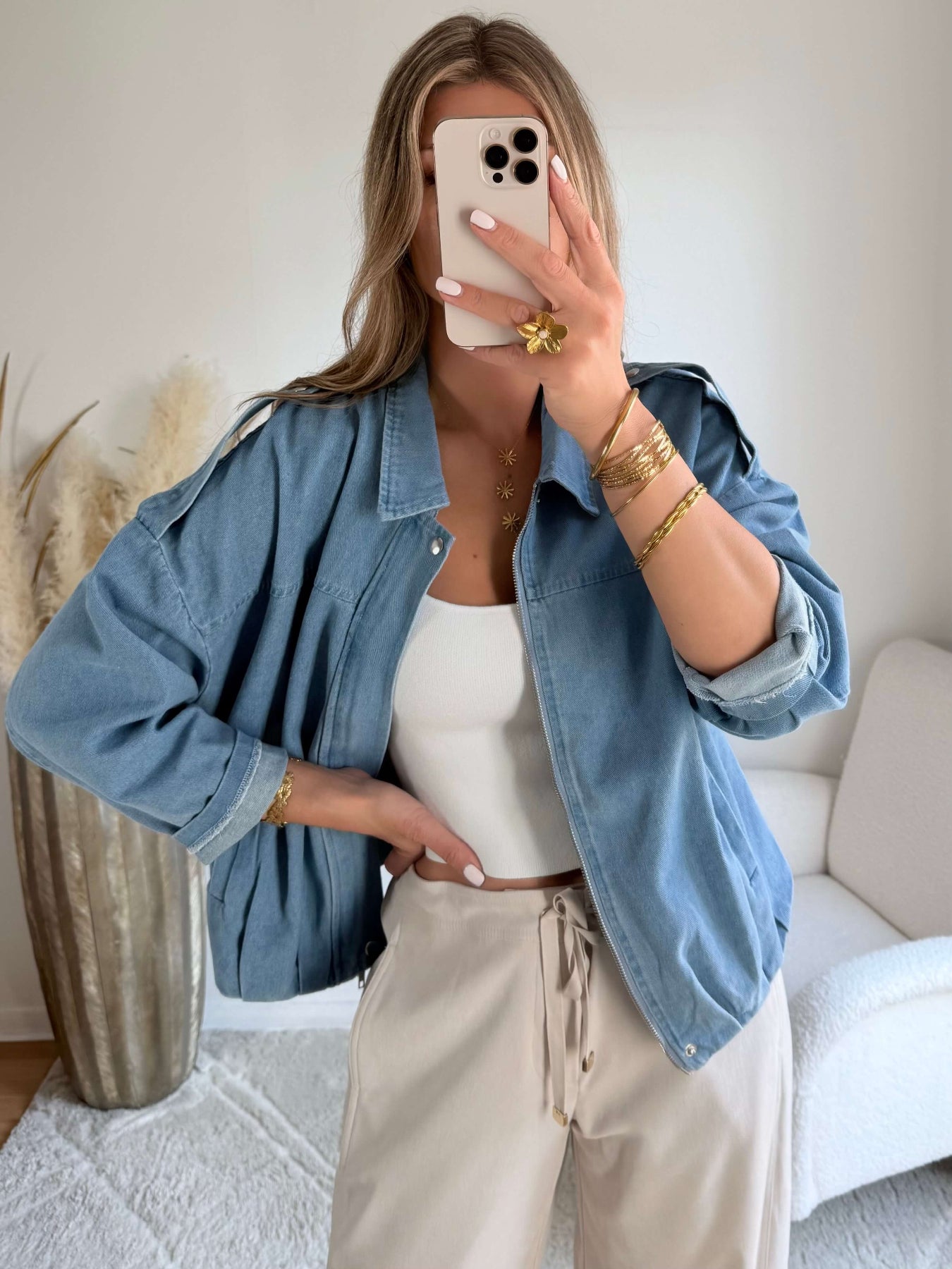 Blouson femme bleu jean léger coupe oversize avec fermeture boutons look casual chic