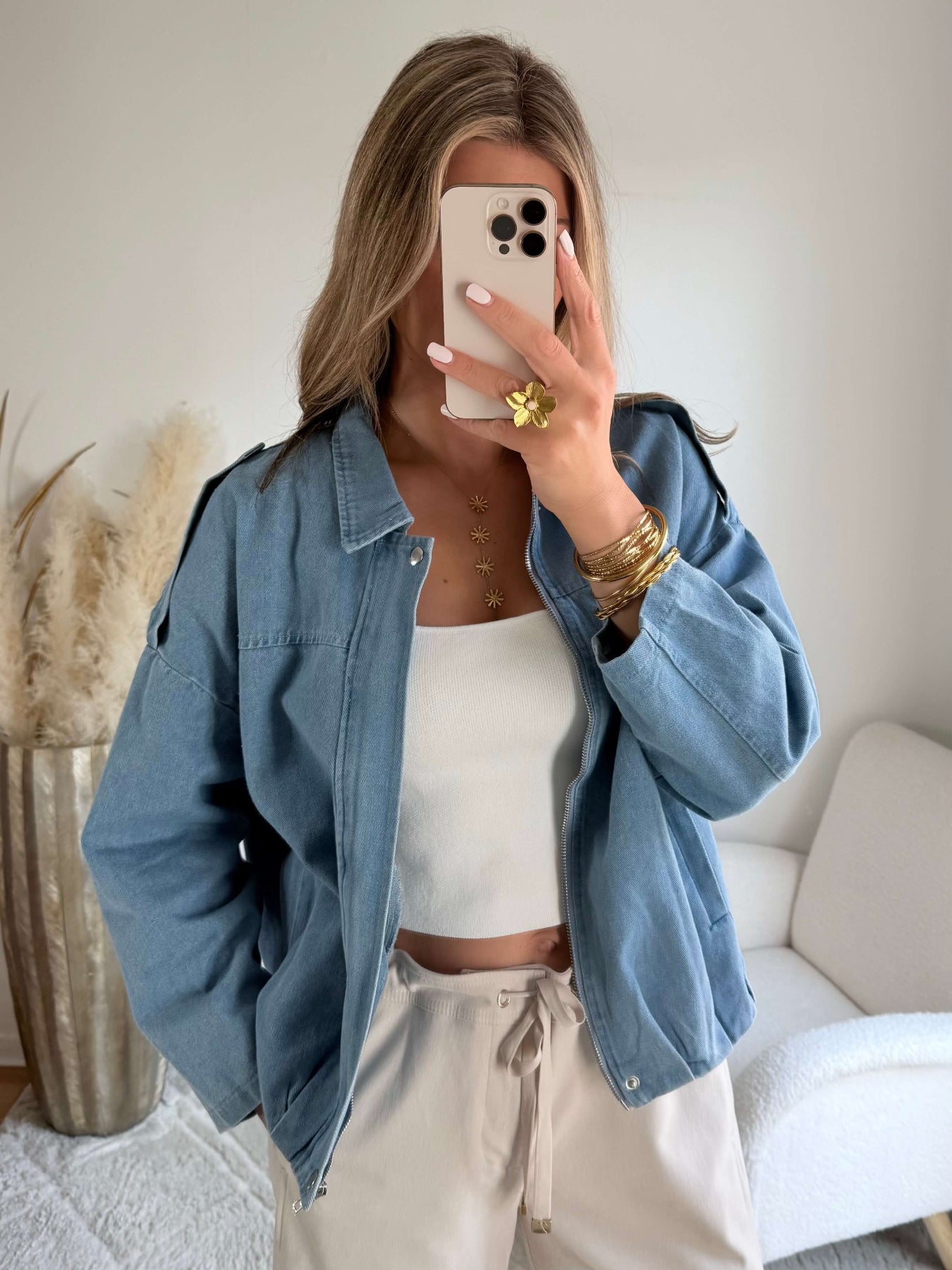 Blouson femme bleu jean léger coupe oversize avec fermeture boutons look casual chic
