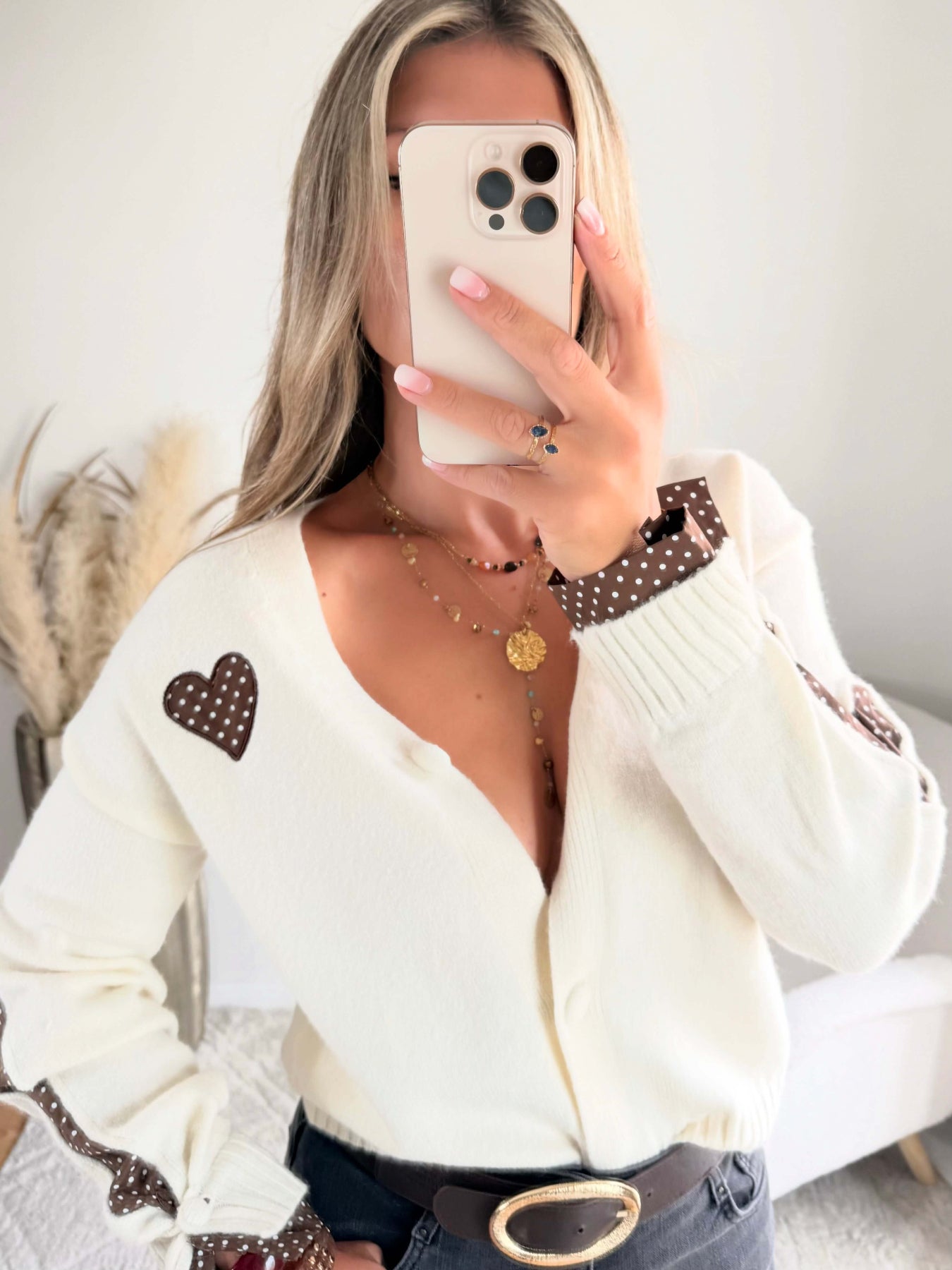 Cardigan écru aussi doux qu’original. Avec des empiècements marrons à petits pois.