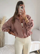 Femme portant le blouson court Tao à petits carreaux rouille et écru.