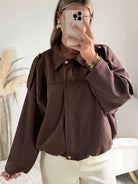 Femme portant le blouson court Tao marron.