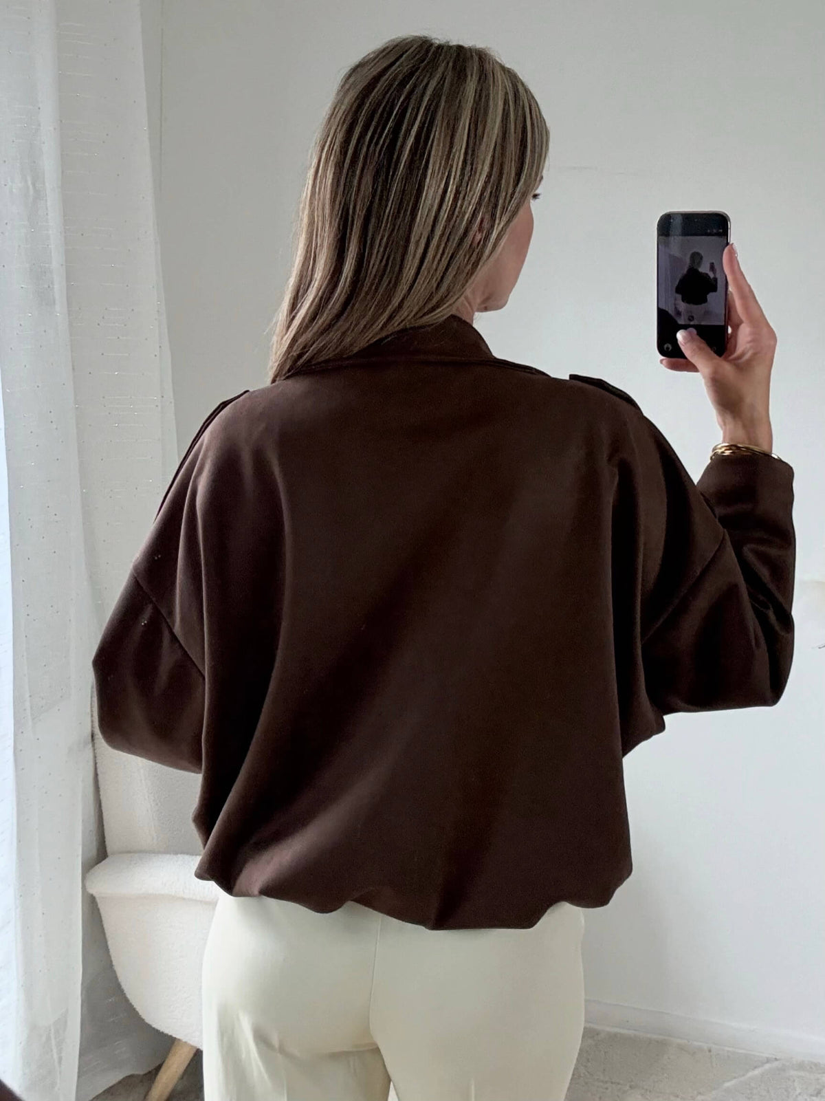 Femme portant le blouson court Tao marron.