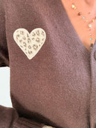 Cardigan marron Colette à cœurs léopard, disponible du 36 au 46