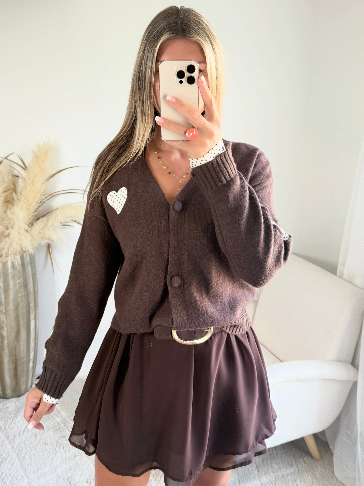 Cardigan marron Colette à cœurs blancs et petits pois, disponible du 36 au 46.