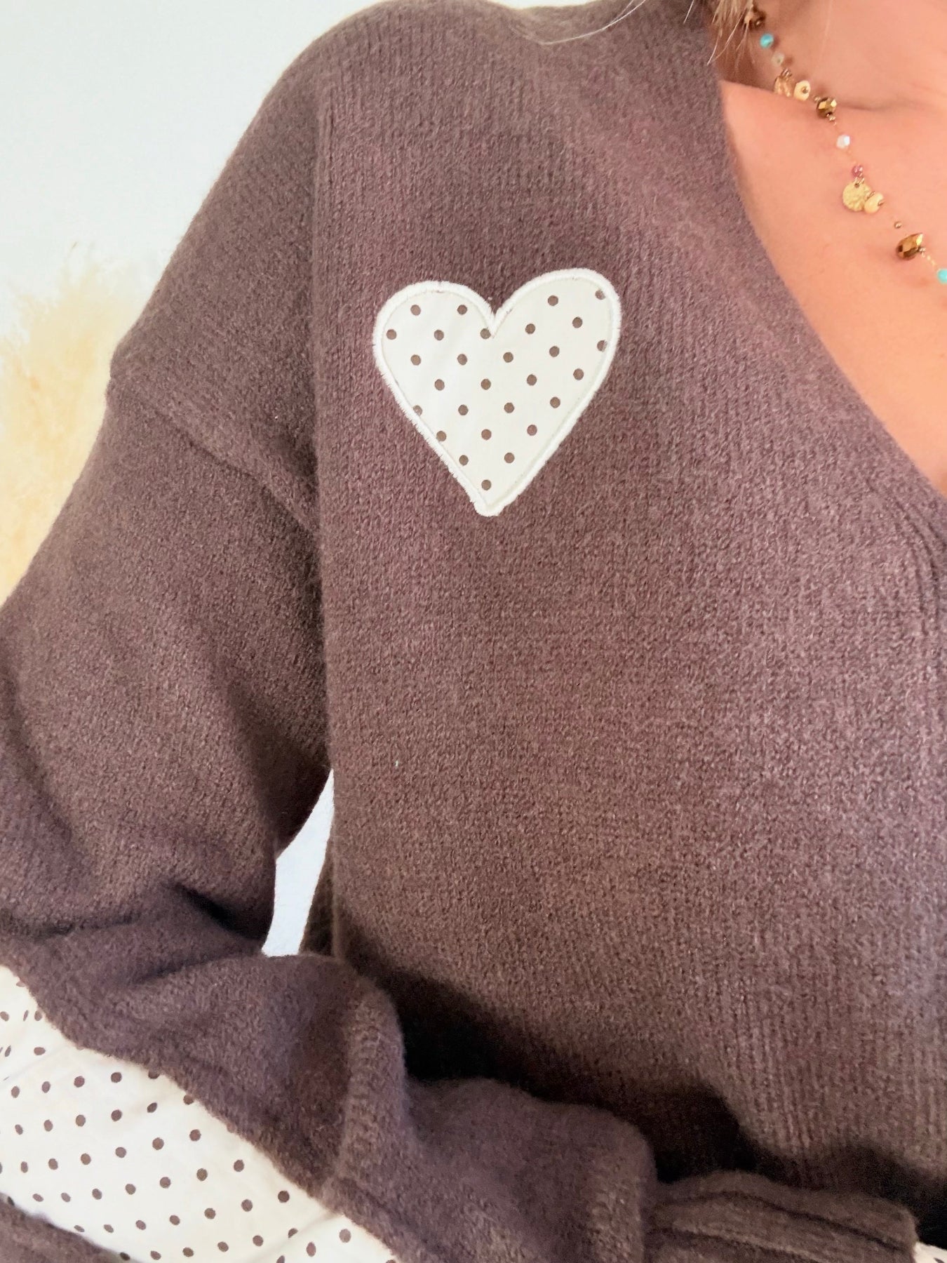 Cardigan marron Colette à cœurs blancs et petits pois, disponible du 36 au 46.
