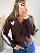 Cardigan marron Colette à cœurs blancs et petits pois, disponible du 36 au 46.