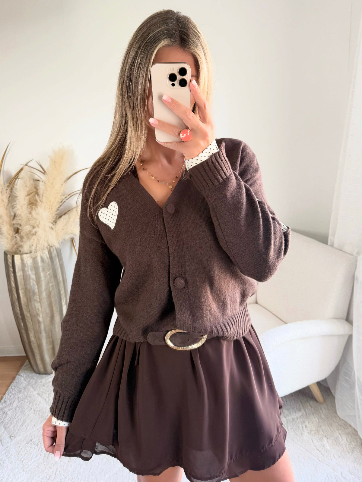 Cardigan marron Colette à cœurs blancs et petits pois, disponible du 36 au 46.