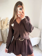 Cardigan marron Colette à cœurs blancs et petits pois, disponible du 36 au 46.