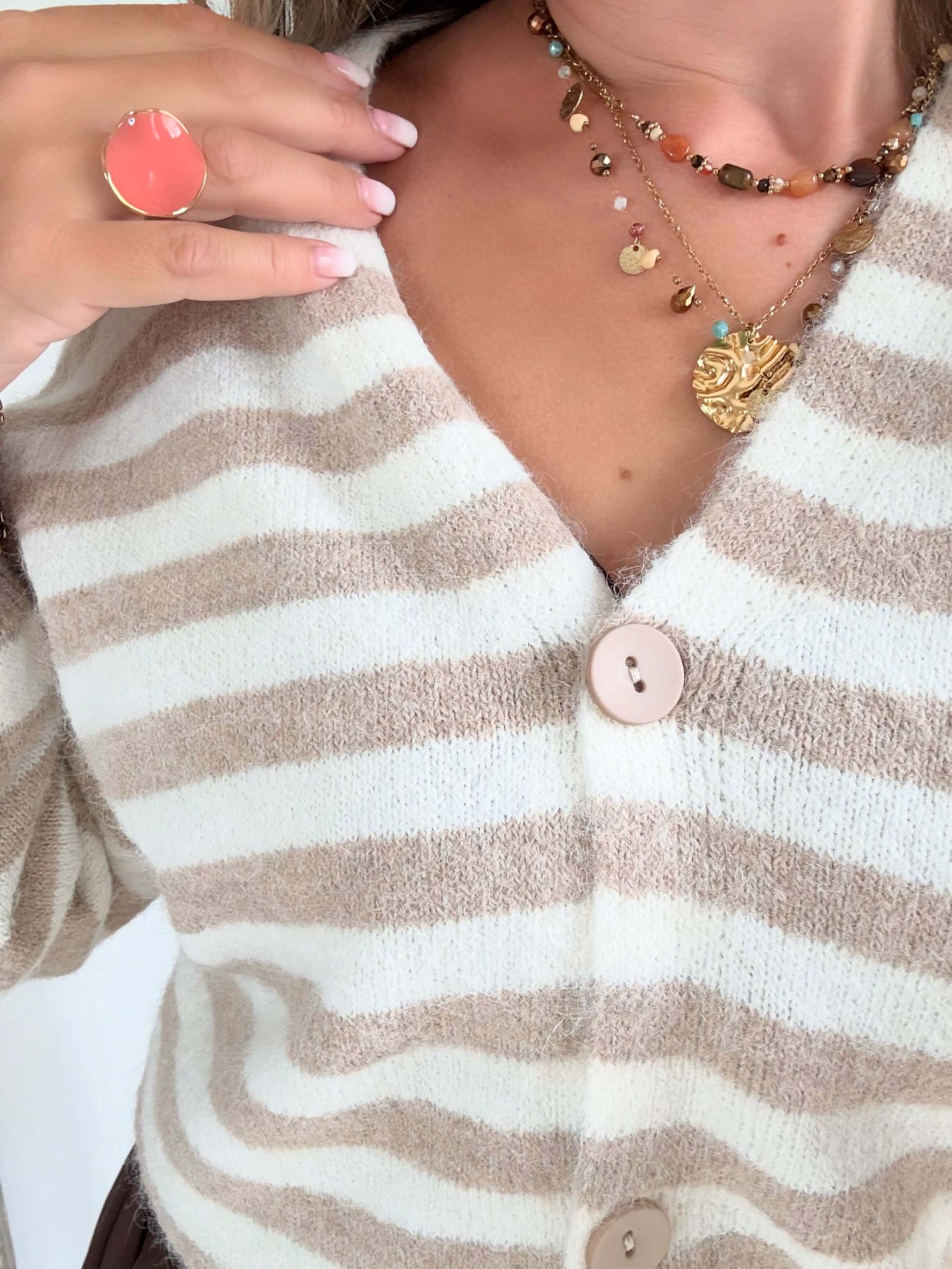 Le cardigan rayé beige Octave revisite l’incontournable marinière dans une version douce et féminine
