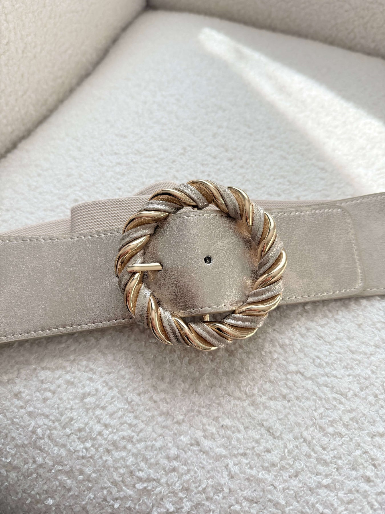 Ceinture dorée élastique femme grande taille avec boucle torsadée chic