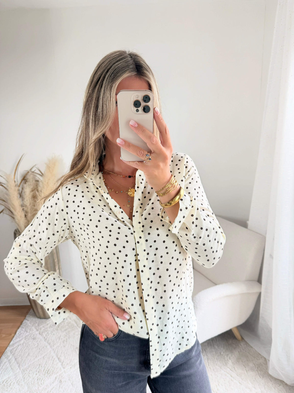 Chemisier beige à pois Palomé, coupe fluide et manches longues, disponible du 36 au 48 – Easy Dressing