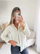 Chemisier beige à pois Palomé, coupe fluide et manches longues, disponible du 36 au 48 – Easy Dressing