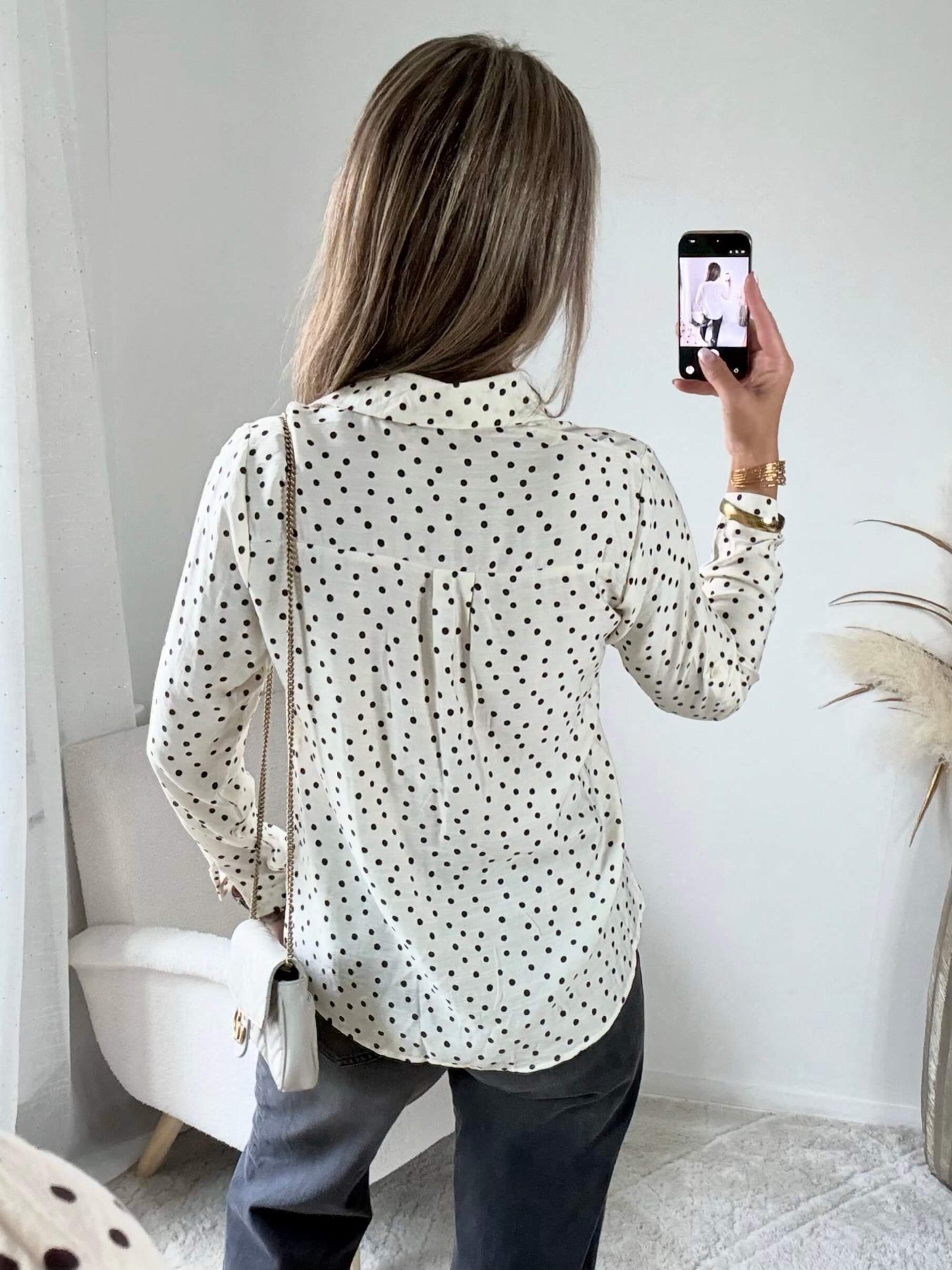 Chemisier beige à pois Palomé, coupe fluide et manches longues, disponible du 36 au 48 – Easy Dressing