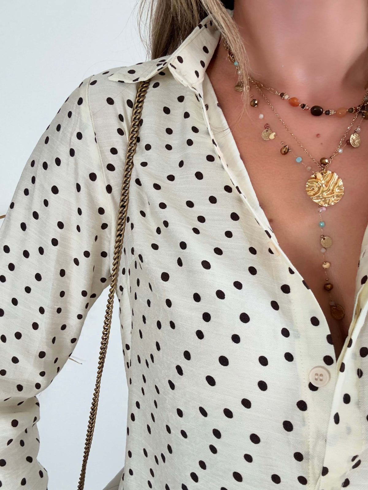 Chemisier beige à pois Palomé, coupe fluide et manches longues, disponible du 36 au 48 – Easy Dressing