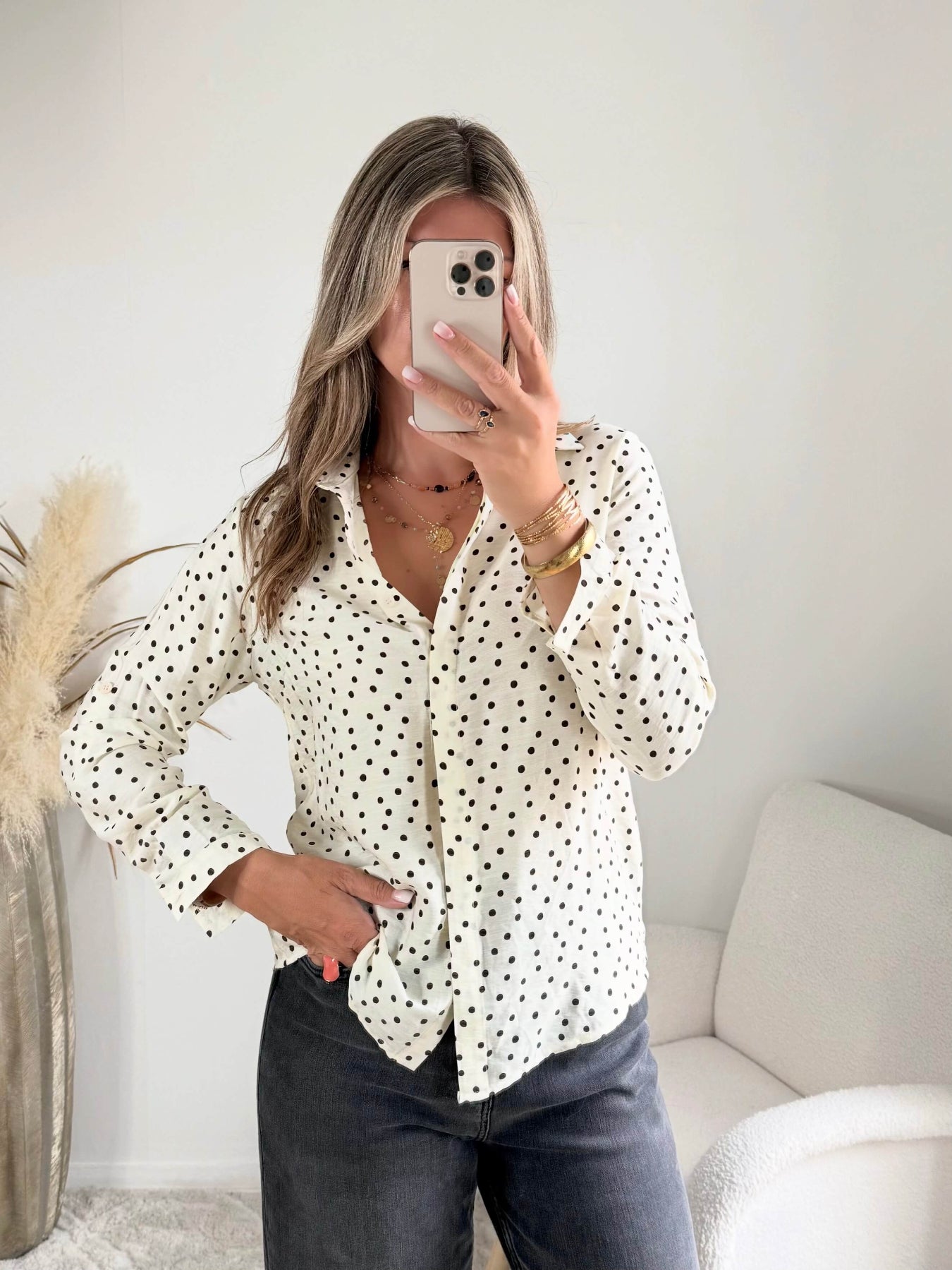Chemisier beige à pois Palomé, coupe fluide et manches longues, disponible du 36 au 48 – Easy Dressing