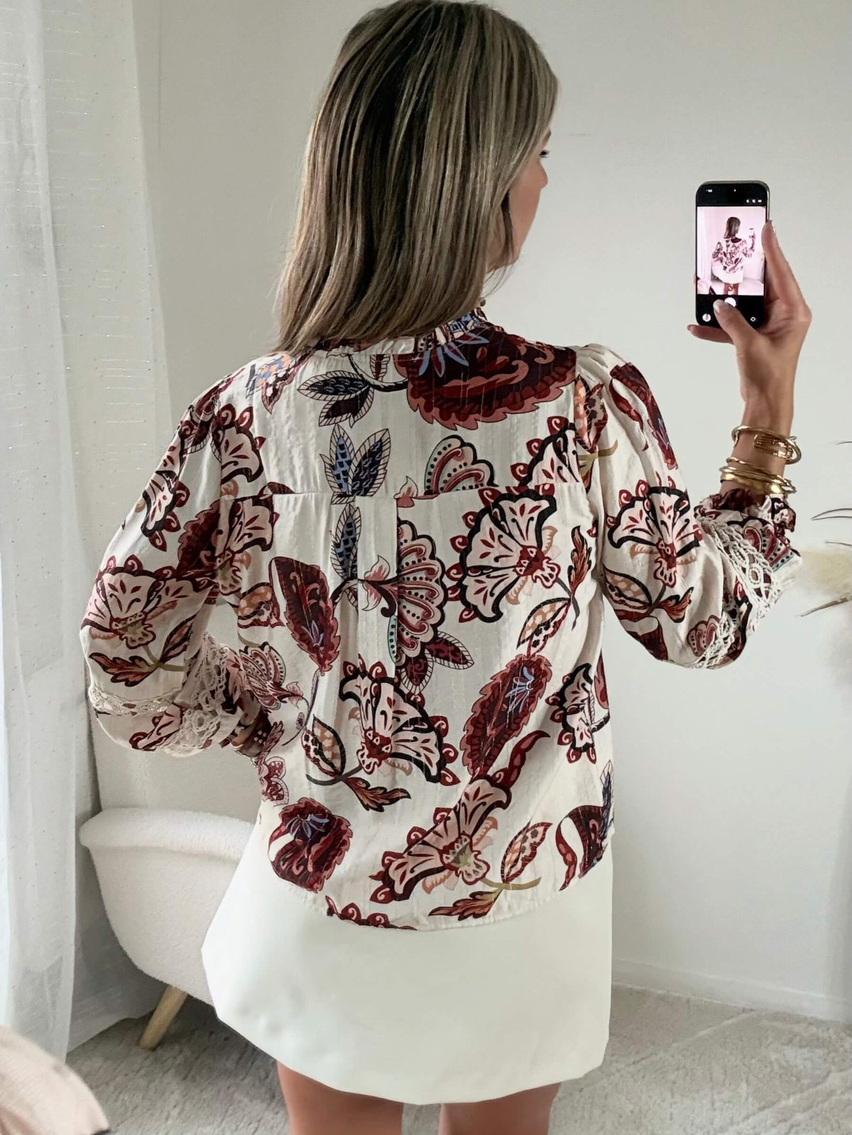 Chemisier fleuri Milie avec détails brodés, coupe fluide et manches longues, disponible du 36 au 48 – Easy Dressing