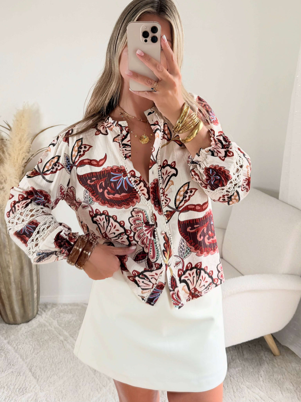 Chemisier fleuri Milie avec détails brodés, coupe fluide et manches longues, disponible du 36 au 48 – Easy Dressing