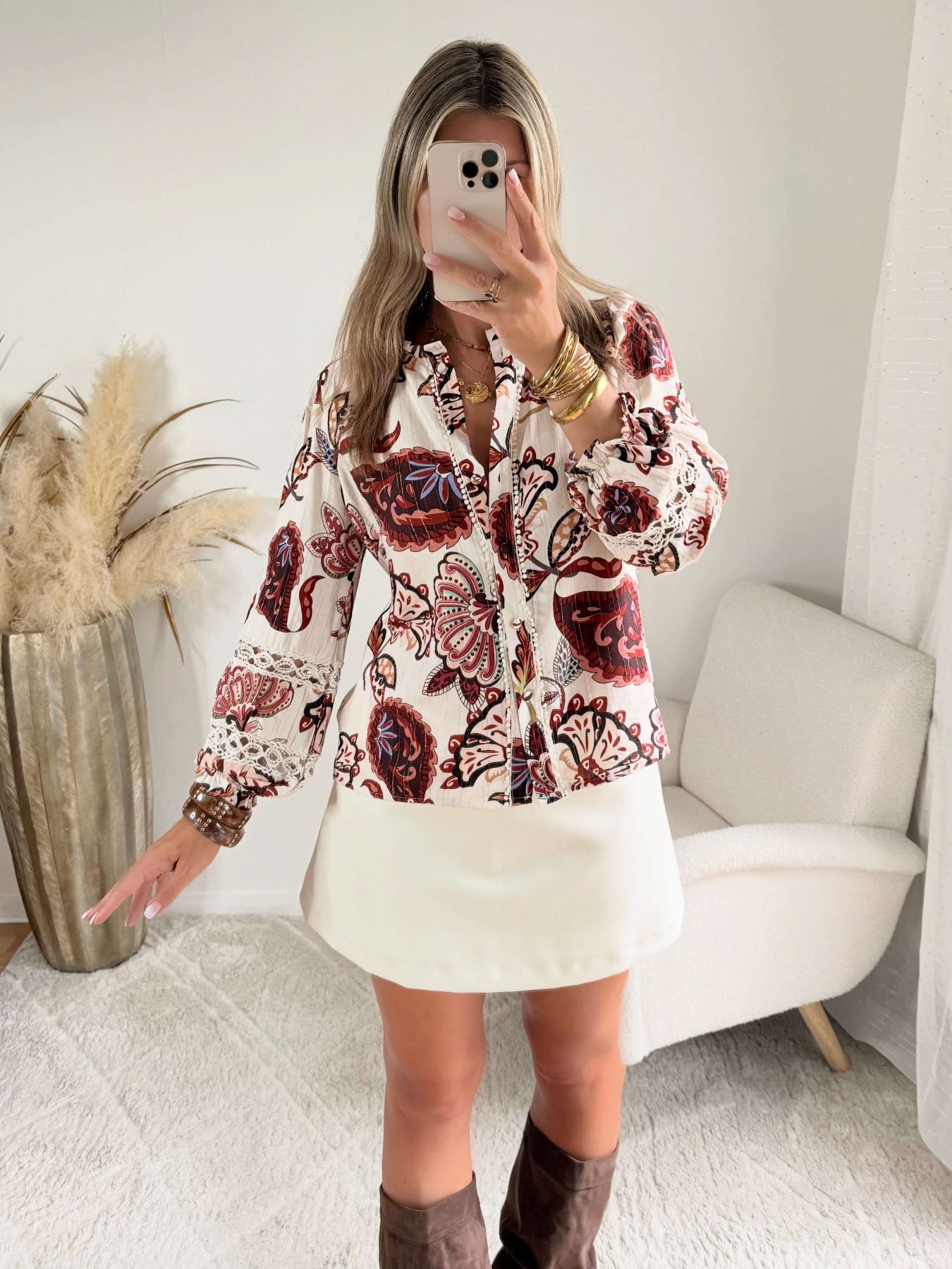 Chemisier fleuri Milie avec détails brodés, coupe fluide et manches longues, disponible du 36 au 48 – Easy Dressing