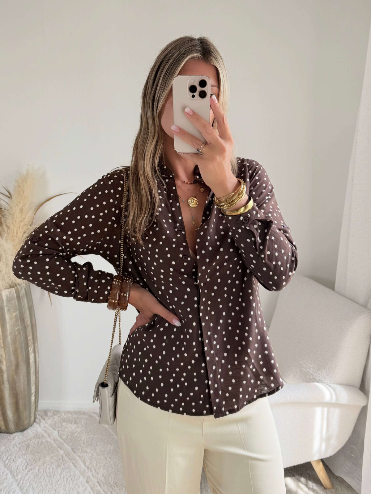 Chemisier marron à pois Palomé, coupe fluide et manches longues, disponible du 36 au 48 – Easy Dressing