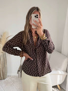 Chemisier marron à pois Palomé, coupe fluide et manches longues, disponible du 36 au 48 – Easy Dressing
