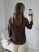 Chemisier marron à pois Palomé, coupe fluide et manches longues, disponible du 36 au 48 – Easy Dressing