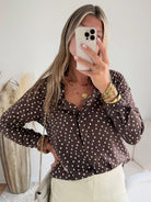 Chemisier marron à pois Palomé, coupe fluide et manches longues, disponible du 36 au 48 – Easy Dressing