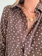 Chemisier marron à pois Palomé, coupe fluide et manches longues, disponible du 36 au 48 – Easy Dressing