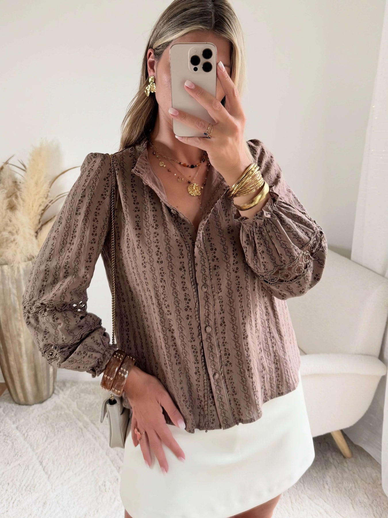 Chemisier taupe Stacy en coton, coupe fluide et manches longues, disponible du 36 au 48 – Easy Dressing