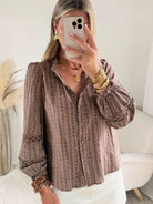 Chemisier taupe Stacy en coton, coupe fluide et manches longues, disponible du 36 au 48 – Easy Dressing