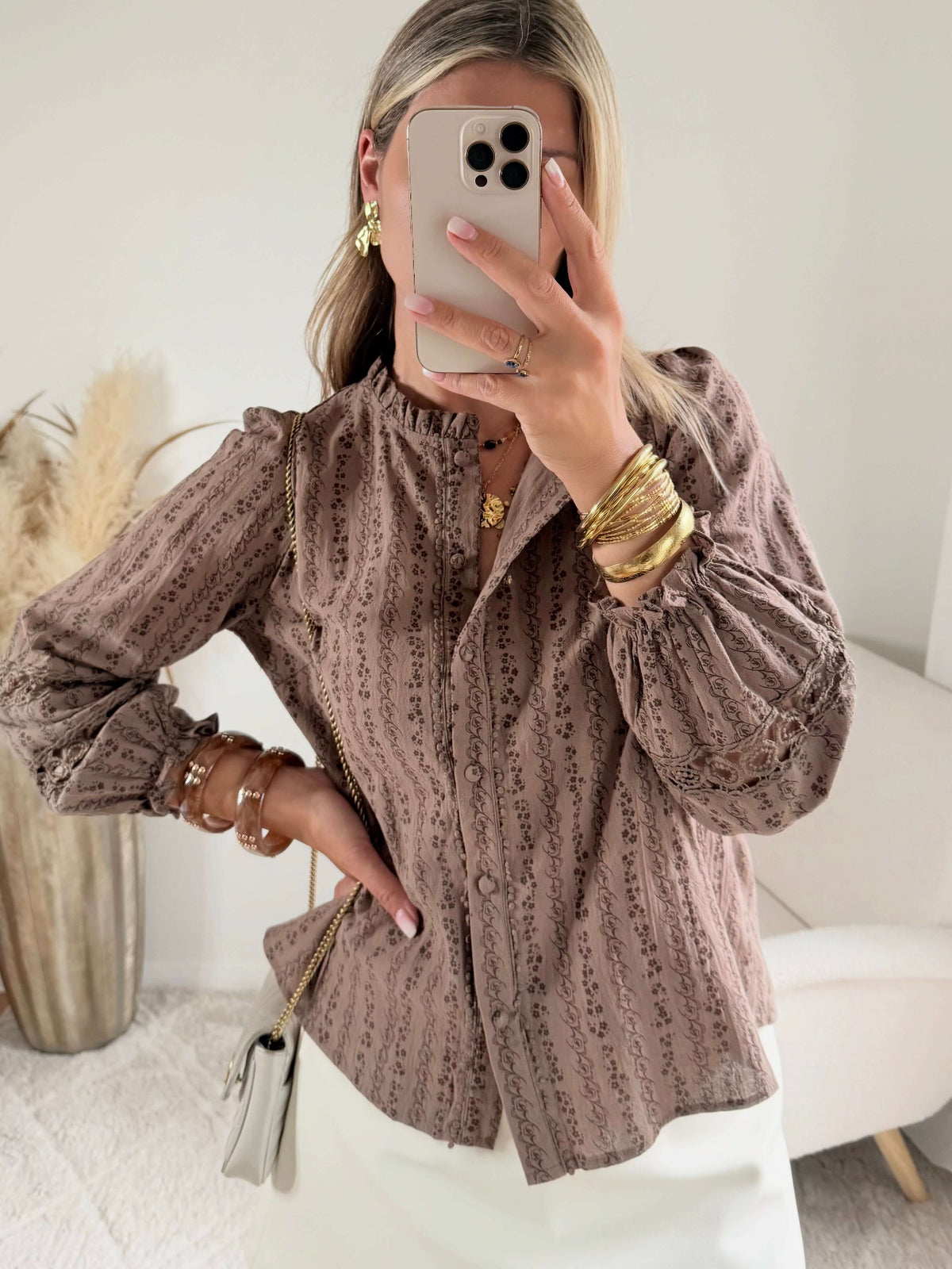 Chemisier taupe Stacy en coton, coupe fluide et manches longues, disponible du 36 au 48 – Easy Dressing
