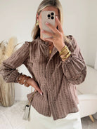 Chemisier taupe Stacy en coton, coupe fluide et manches longues, disponible du 36 au 48 – Easy Dressing