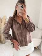 Chemisier taupe Stacy en coton, coupe fluide et manches longues, disponible du 36 au 48 – Easy Dressing