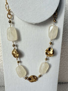 Collier perles nude doré