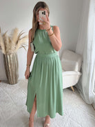 Ensemble femme vert sauge Lola avec haut fluide et jupe midi taille élastique 