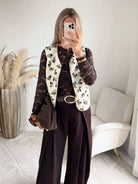 Gilet sans manches en bouclette écru à fleurs Lunelle, disponible du S au 4XL