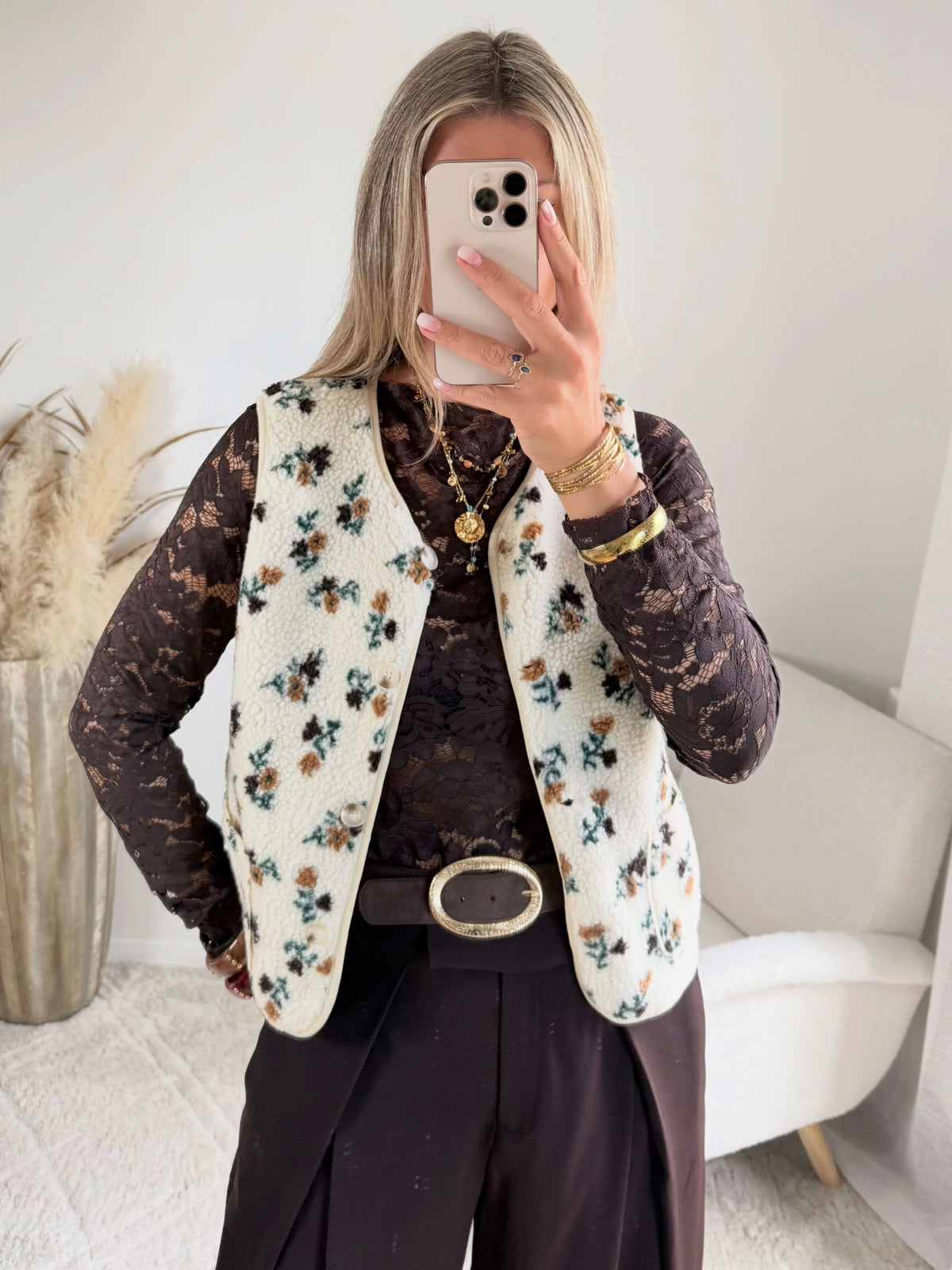 Gilet sans manches en bouclette écru à fleurs Lunelle, disponible du S au 4XL
