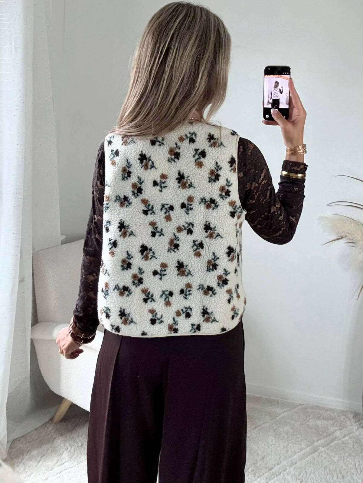 Gilet sans manches en bouclette écru à fleurs Lunelle, disponible du S au 4XL