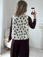 Gilet sans manches en bouclette écru à fleurs Lunelle, disponible du S au 4XL