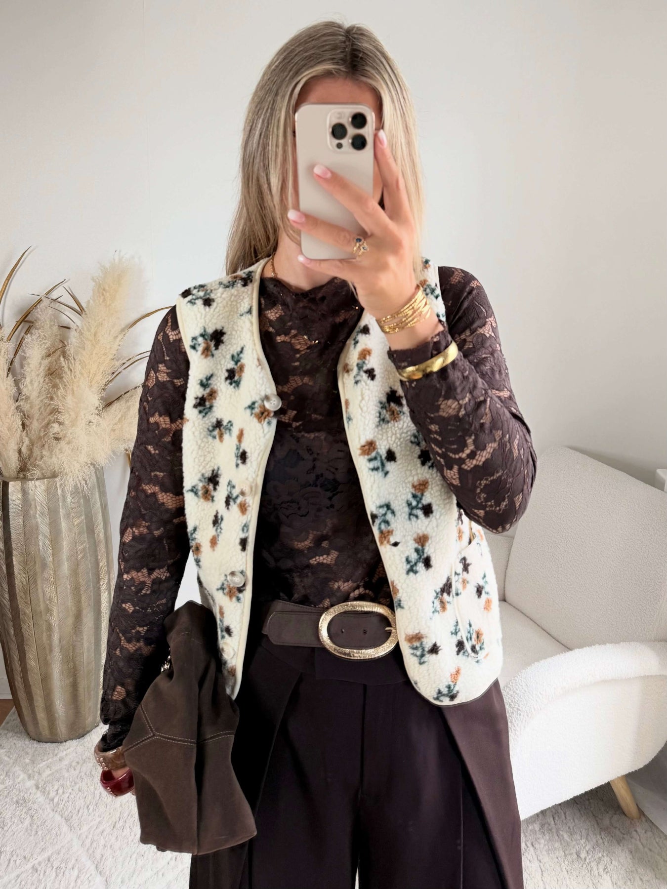 Gilet sans manches en bouclette écru à fleurs Lunelle, disponible du S au 4XL