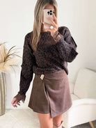  Femme portant une jupe short marron 