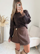  Femme portant une jupe short marron 