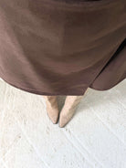  Femme portant une jupe short marron 